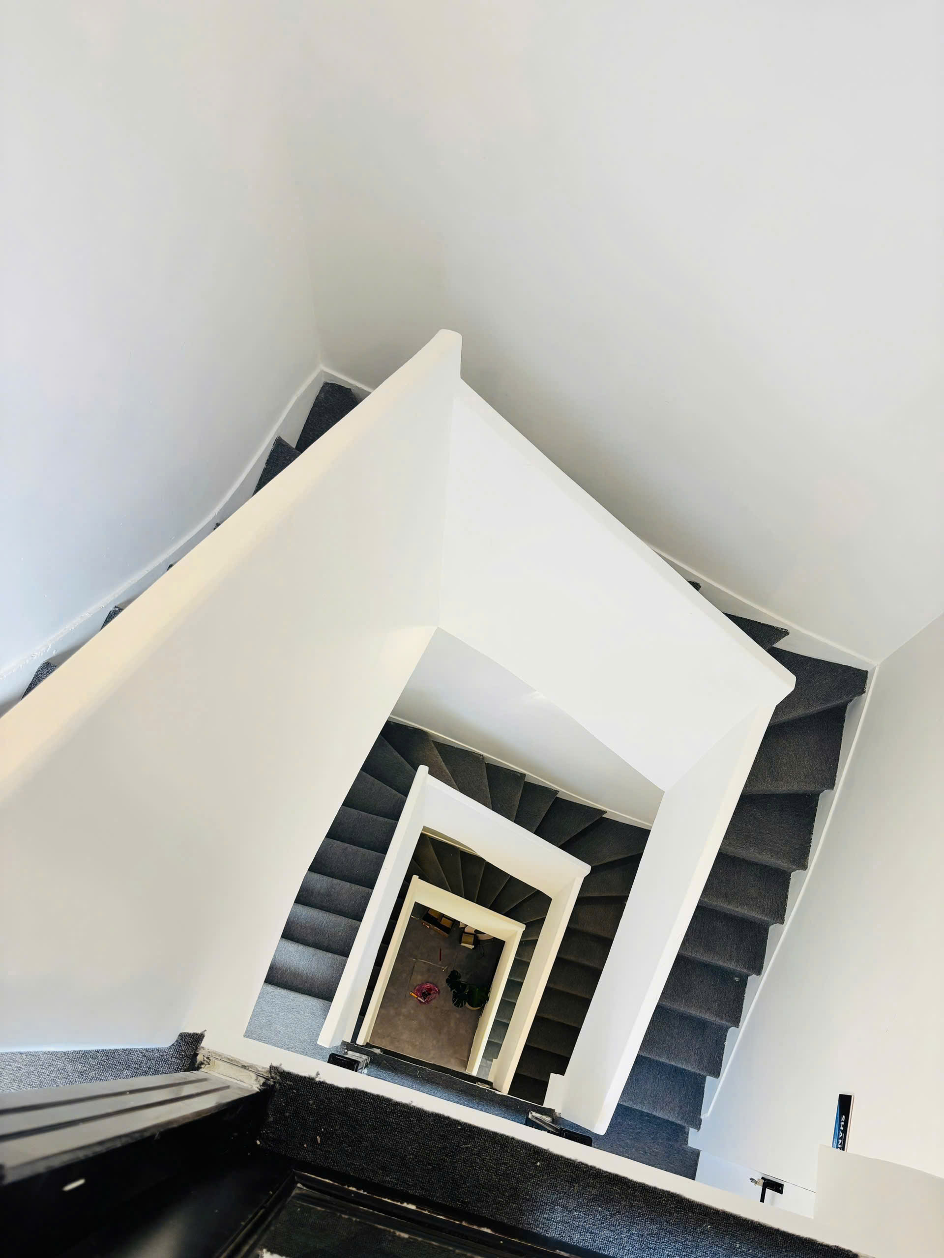 BÁN NHÀ MẶT TIỀN ĐINH TIÊN HOÀNG QUẬN 1 – NHÀ 2 MẶT THOÁNG, CÓ THANG MÁY THỦY LỰC, DÒNG TIỀN 81TR/THÁNG